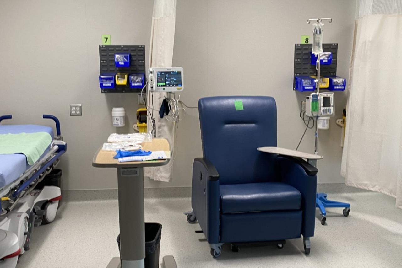 Chairs and bed in Richmond IV Clinic